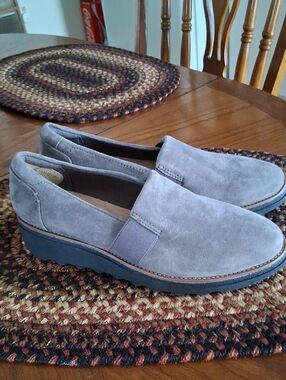 Clarks Collection Women's Suede Slip-On Loafers in Light Gray Sz.5D